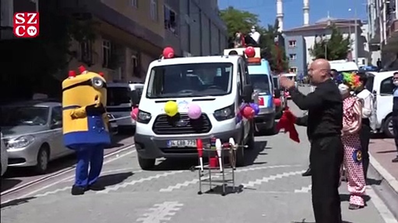 Esenyurt’ta sosyal mesafeli halay