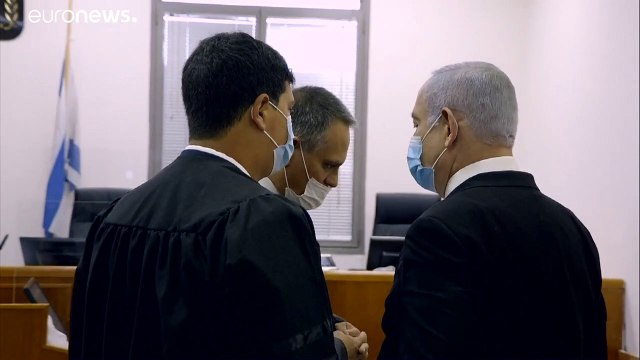 شاهد: جلس القضاة ولم يجلس نتنياهو على مقعد المتهمين حتى خروج عدسات المصورين