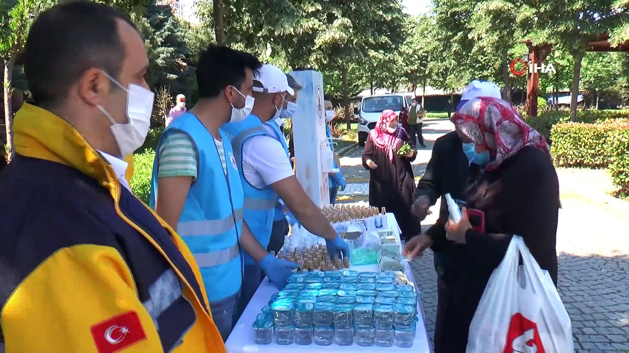 Kağıthane'de yaşlılara Ramazan Bayramı’nda lokum ikramı