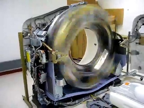 Il fait tourner un IRM capot ouvert à la vitesse max : impressionnant