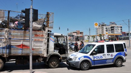 下载视频: Antalya’da korku dolu dakikalar! 5 kilometre kaçtı, polis araçlarına çarpınca yakalandı