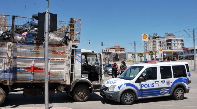 Antalya’da korku dolu dakikalar! 5 kilometre kaçtı, polis araçlarına çarpınca yakalandı