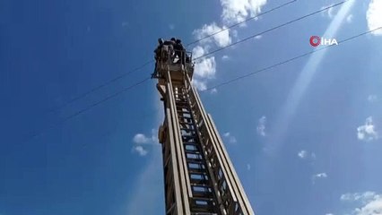 Leylek yuvasına yıldırım düştü