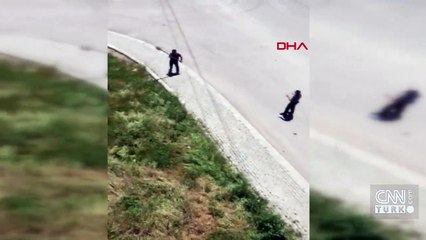 Kürekle polise saldırdı