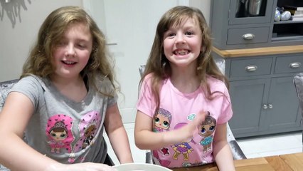 Congelado em 100 camadas de cera! Sophia e Isabella se divertiram muito! Brincando