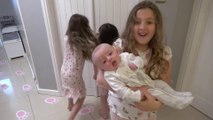 Sophia, Isabella, Alice  e  Baby Festejando Feliz Páscoa com Presentes e Ovos Surpresa
