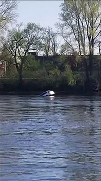 Une auto part à la dérive dans la rivière Saint-Maurice à Trois Rivières