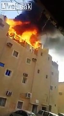 Cet incendie s'éteint tout seul par l'explosion d'une bonbonne d'eau !