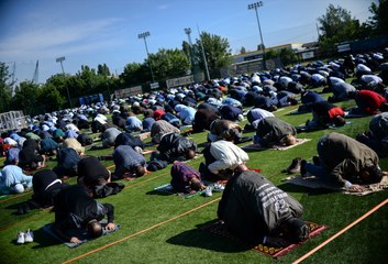 Saat Muslim di Bulgaria Salat Ied di Lapangan Bola