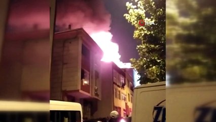 Küçükçekmece’de 4 katlı apartmanın çatısı alev alev yandı