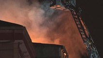 Küçükçekmece’de 4 katlı binanın çatısı alev alev yandı