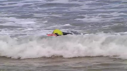 Un vecino de Gijón acude a su trabajo nadando para respetar la distancia física
