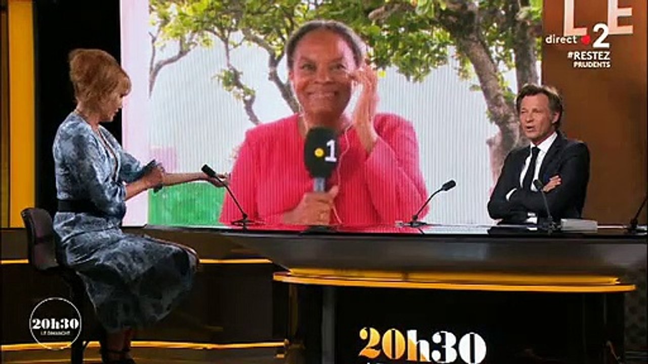 Filmée hier soir, en train de danser hors antenne au 20h de France 2, Christiane Taubira s'adresse à Laurent Delahousse : "Et c'est maintenant que vous me dîtes que j'étais en direct ?"