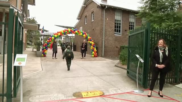 Miles de estudiantes vuelven al cole en Australia