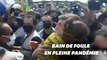 Bolsonaro s'offre un bain de foule malgré le coronavirus au Brésil