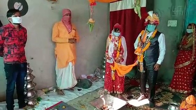 रतलाम में अनोखी शादी, बारातियों को गिफ्ट में दिए मास्क व सैनिटाइजर