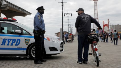 Descargar video: US beaches, parks full on Memorial Day weekend despite pandemic