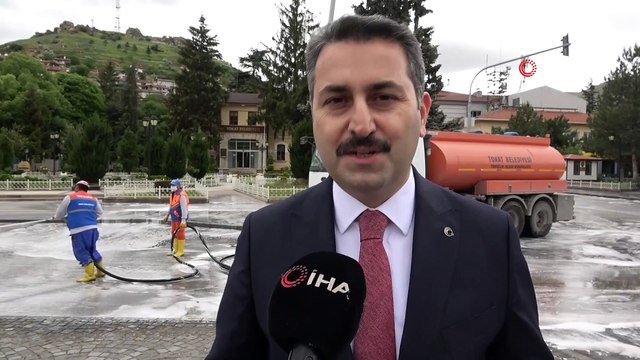 Tokat Belediyesi ekipleri boşalan cadde ve sokaklarda dezenfekte çalışması yaptı