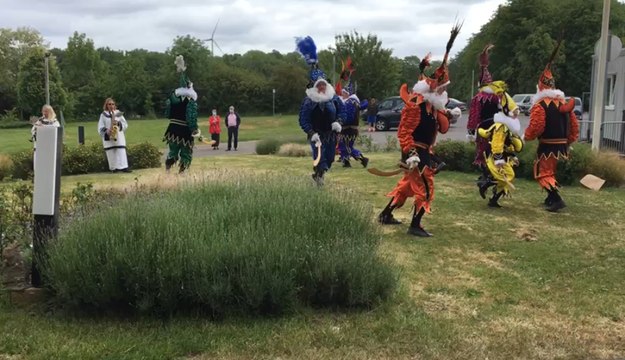 Les Chinels ont dansé devant les homes à Fosses-la-Ville et Mettet