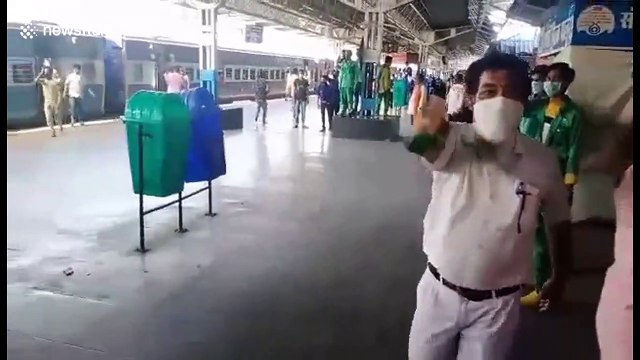 Famished migrant workers loot food at Indian railway station amid coronavirus lockdown