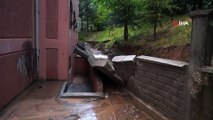 Sağanak yağış nedeniyle apartmanın istinat duvarı çöktü