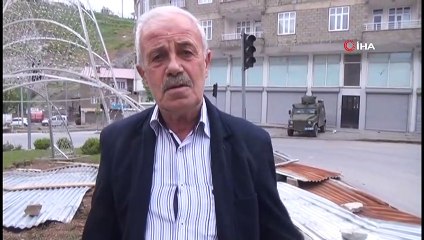 Fırtına çatıları uçurdu, dev Türk bayrağına zarar verdi