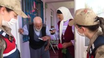 65 yıllık evli  çiftin kadın astsubaylarla ‘Bayram Harçlığı’ diyaloğu gülümsetti