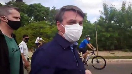 بولسونارو يشارك في مسيرة لأنصاره وسط تحوّل البرازيل مركزاً لتفشي كوفيد-19