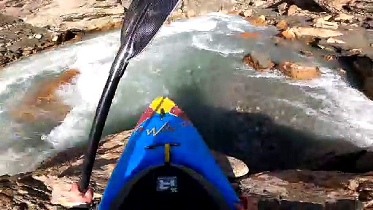 Nouria Newman descend un des rapides les plus difficiles de sa carrière - Adrénaline - Kayak extrême