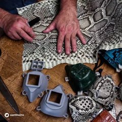 Coronavirus : Un Américain fabrique des masques en peau de python ou d’iguane