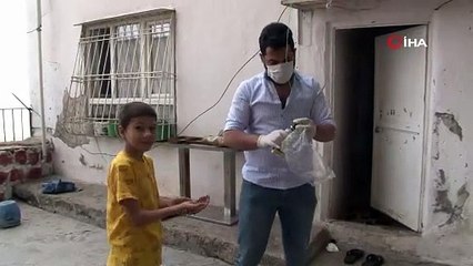 Sokağa çıkamayan çocuklar şekerlerini sepet sarkıtarak aldı