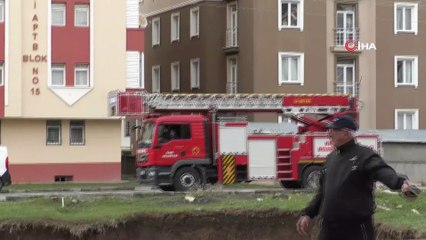 Şiddetli rüzgar önüne çıkanı söktü attı