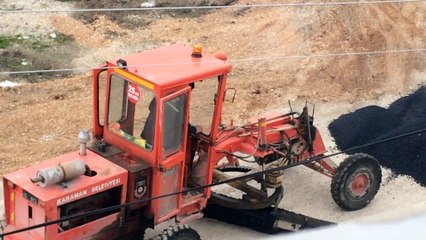 altı tekerli asfalt düzleyici canavar gibi makina