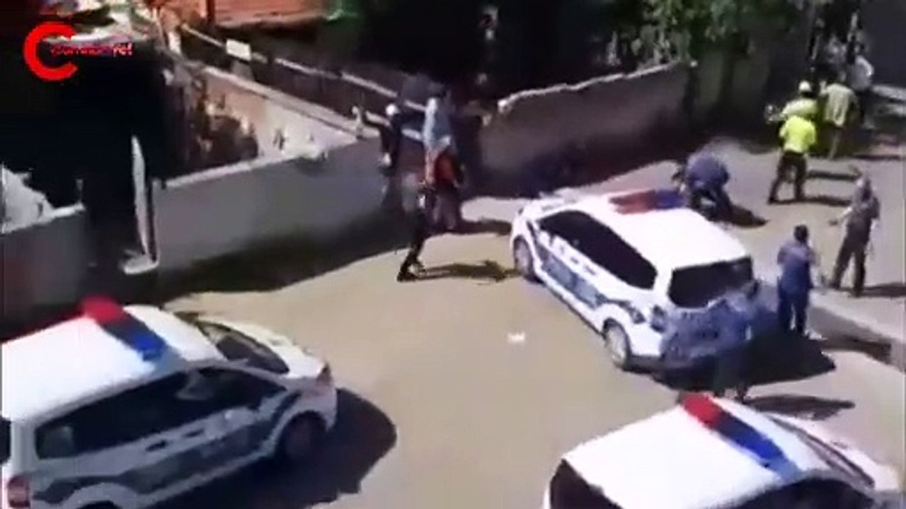 Evlerinin önünde oturan yurttaşlar, çok sayıda polis tarafından darbedildi!