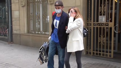 Alessandro Lequio viste las gorras de su hijo para rendirle homenaje