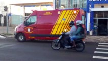 Motociclista fica ferido em acidente na Avenida Tancredo Neves