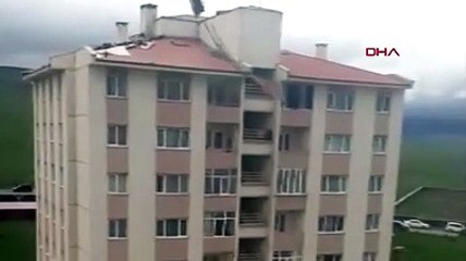 Doğu'da fırtına ağaçları, direkleri devirdi, çatıları uçurdu