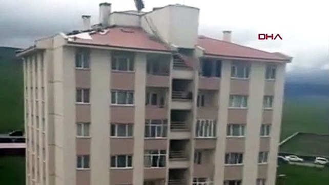 Doğu'da fırtına ağaçları, direkleri devirdi, çatıları uçurdu