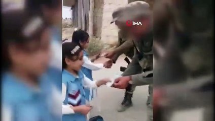 - İdlib'de Türk askerleri çocuklara bayram harçlığı verdi