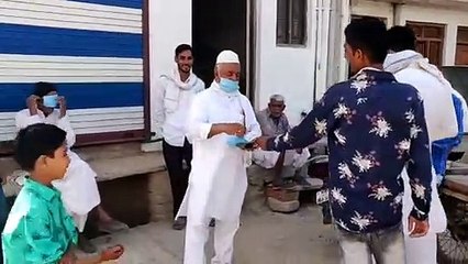 बेरछा में मुस्लिम समाजजनों ने ईद पर ग्रामीणों को वितरित किए मास्क