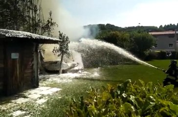 Carrè (VI) - Roulotte prende fuoco in cortile privato (25.05.20)