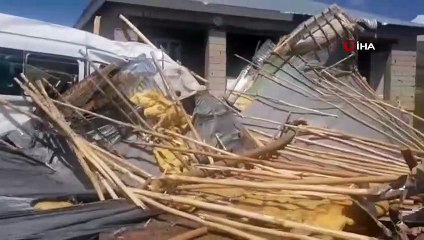 Saray’da fırtına çatıları uçurdu