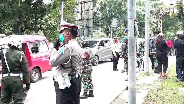 Gubernur DKI Jakarta, Anies Baswedan (tengah)