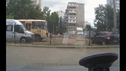 En colère elle sort de sa voiture mais oublie le plus important