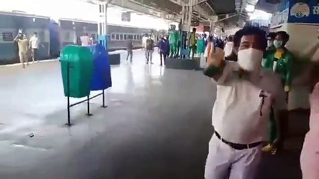 इटारसी स्टेशन पर भूखे मज़दूरों ने उड़ाई सोशल डिस्टेंसिंग की धज्जियां
