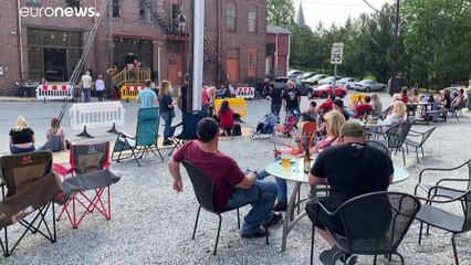 Norte-americanos saem para a rua para aproveitar fim de semana alargado