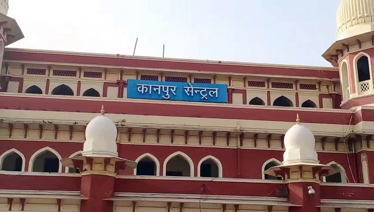 प्रवासी मजदूरों को विंडो के द्वारा ₹15 का रेलनीर पानी ₹20 का बेचा जा रहा है