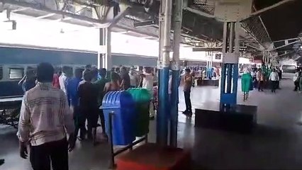भूखे मजदूरों ने खाने को देख कर स्टेशन पर की लूटपाट- वीडियो वायरस