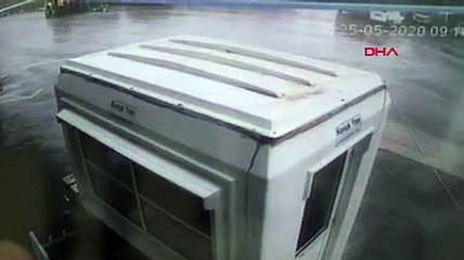 Şiddetli fırtına kulübeyi devirdi; güvenlik görevlisi yere savruldu