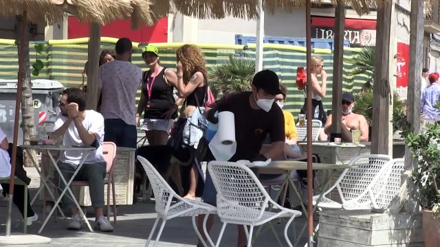 Madrid se reencuentra con sus bares, Grecia con sus tabernas